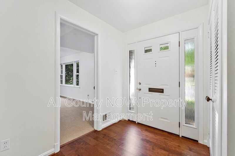 3160 Ravenwood Dr - Photo 4 of 37