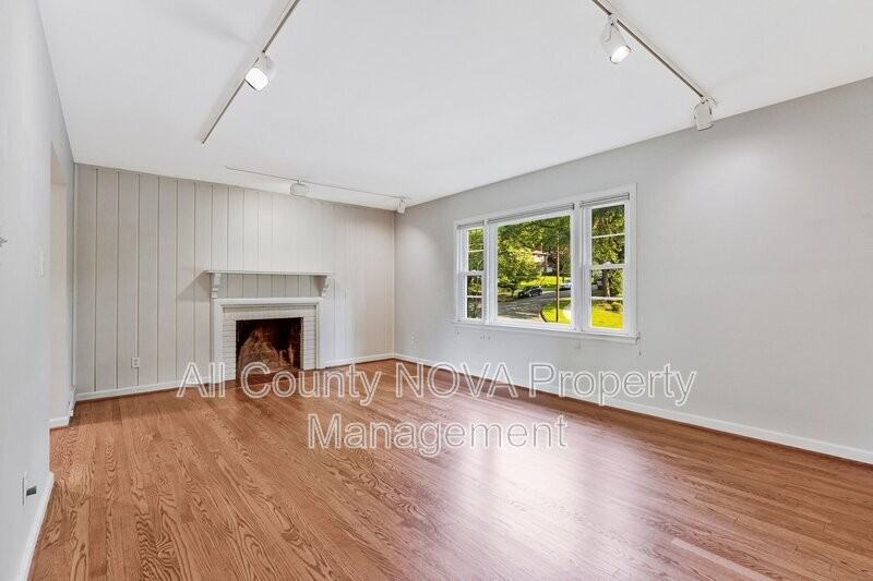 3160 Ravenwood Dr - Photo 6 of 37