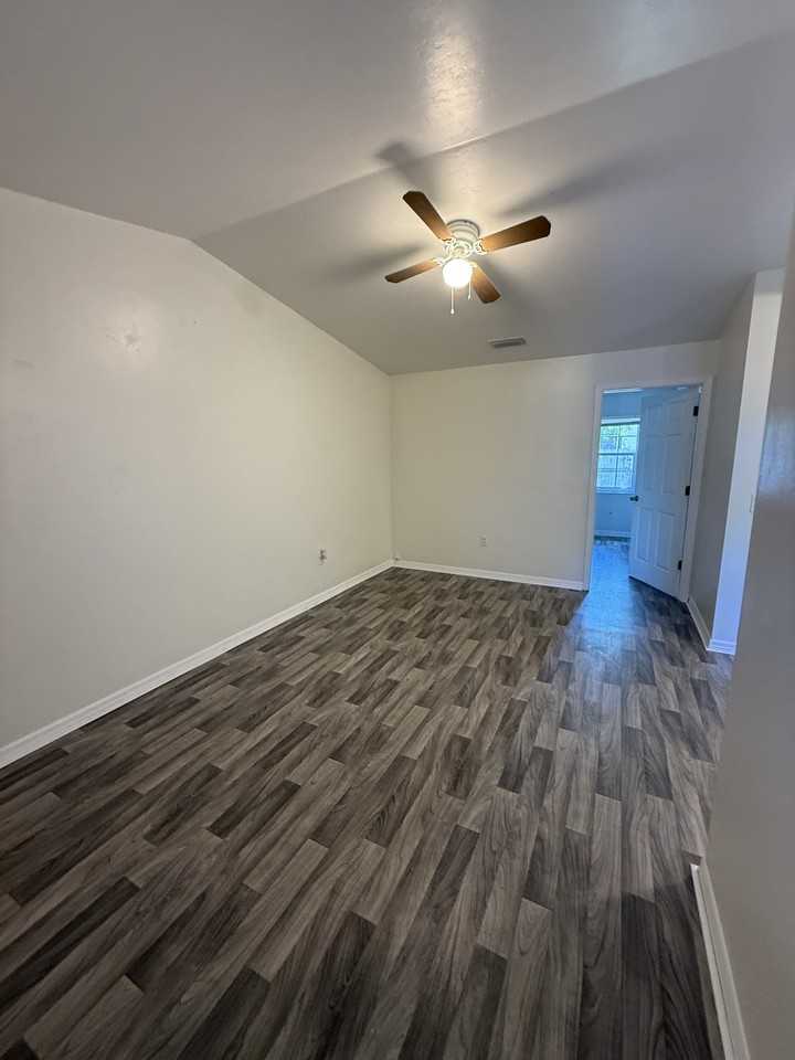 213 SE 1st Ave - Photo 6 of 26
