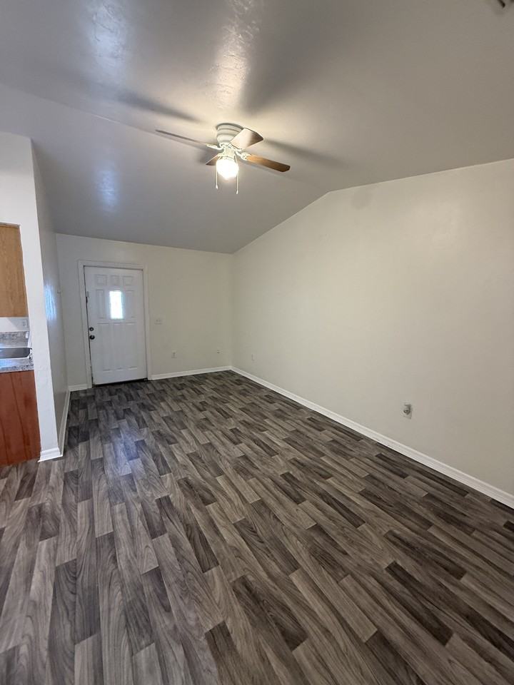213 SE 1st Ave - Photo 7 of 26