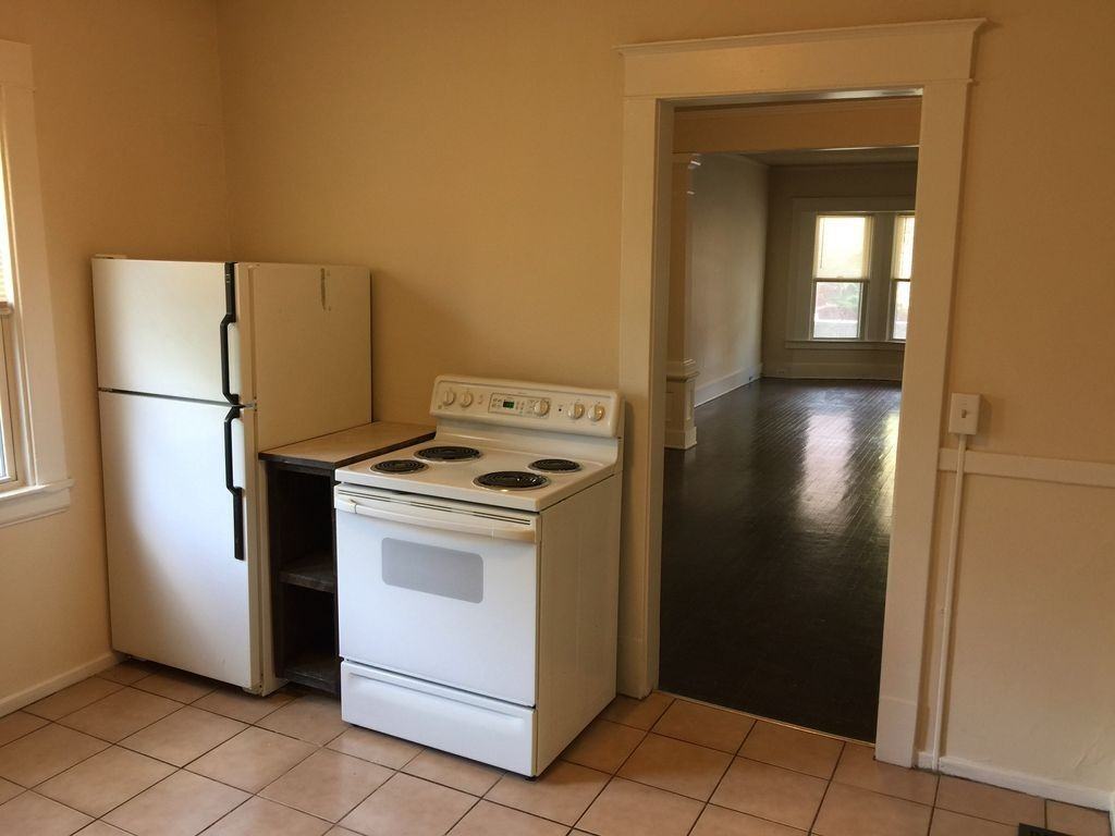 738 Oakland SW - Photo 5 of 9