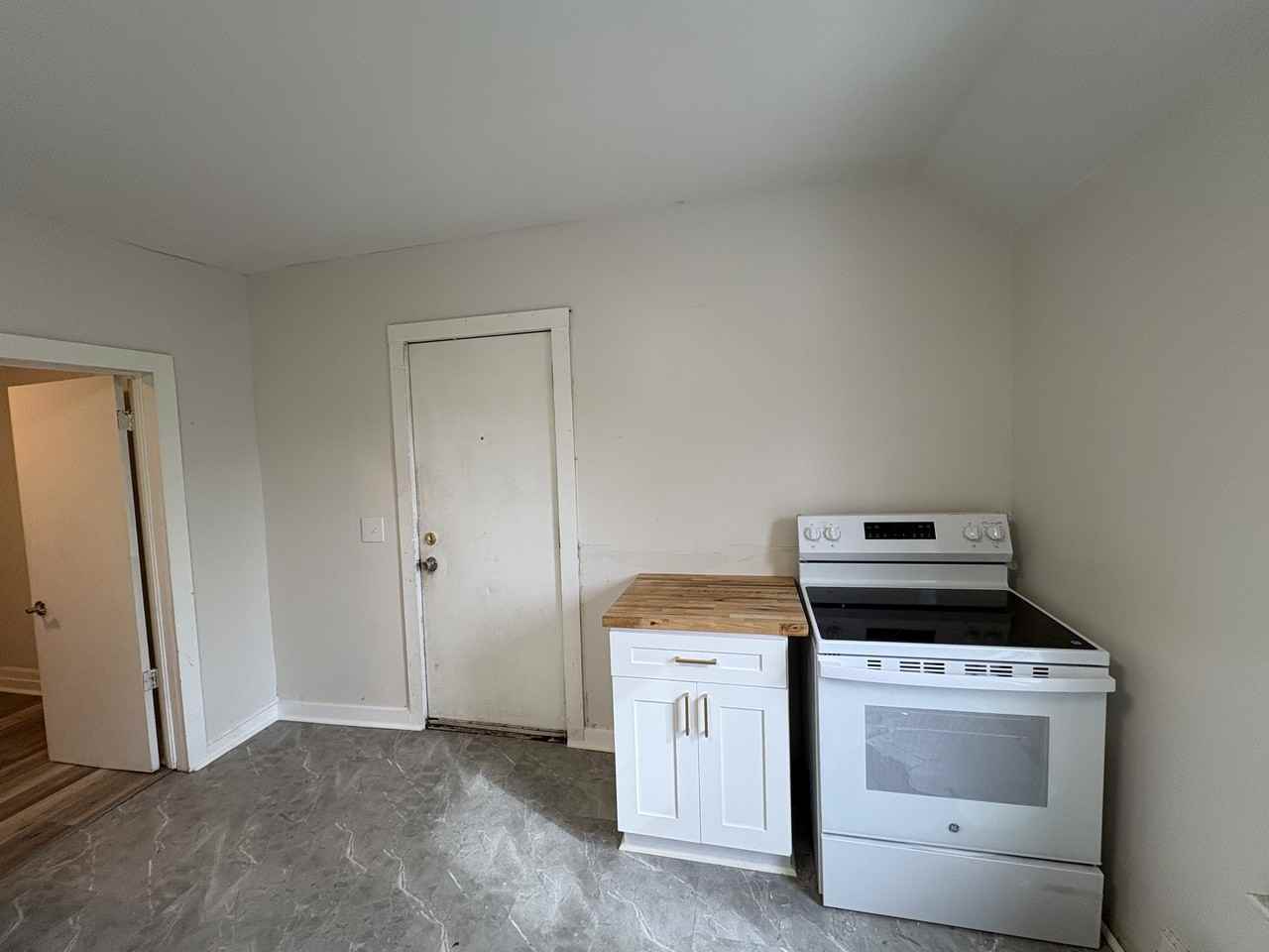 744 Oakland Ave SW - Photo 4 of 9