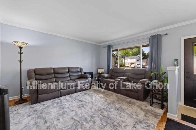 676 Sheffield Rd - Photo 3 of 32