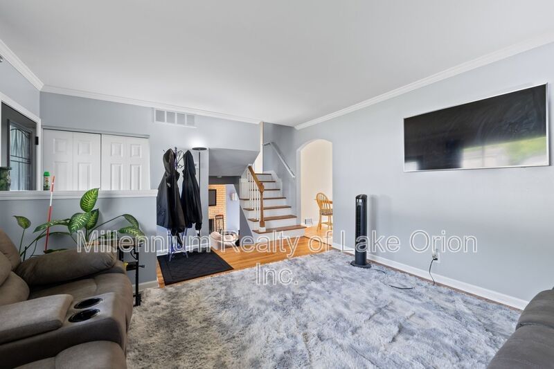 676 Sheffield Rd - Photo 4 of 32