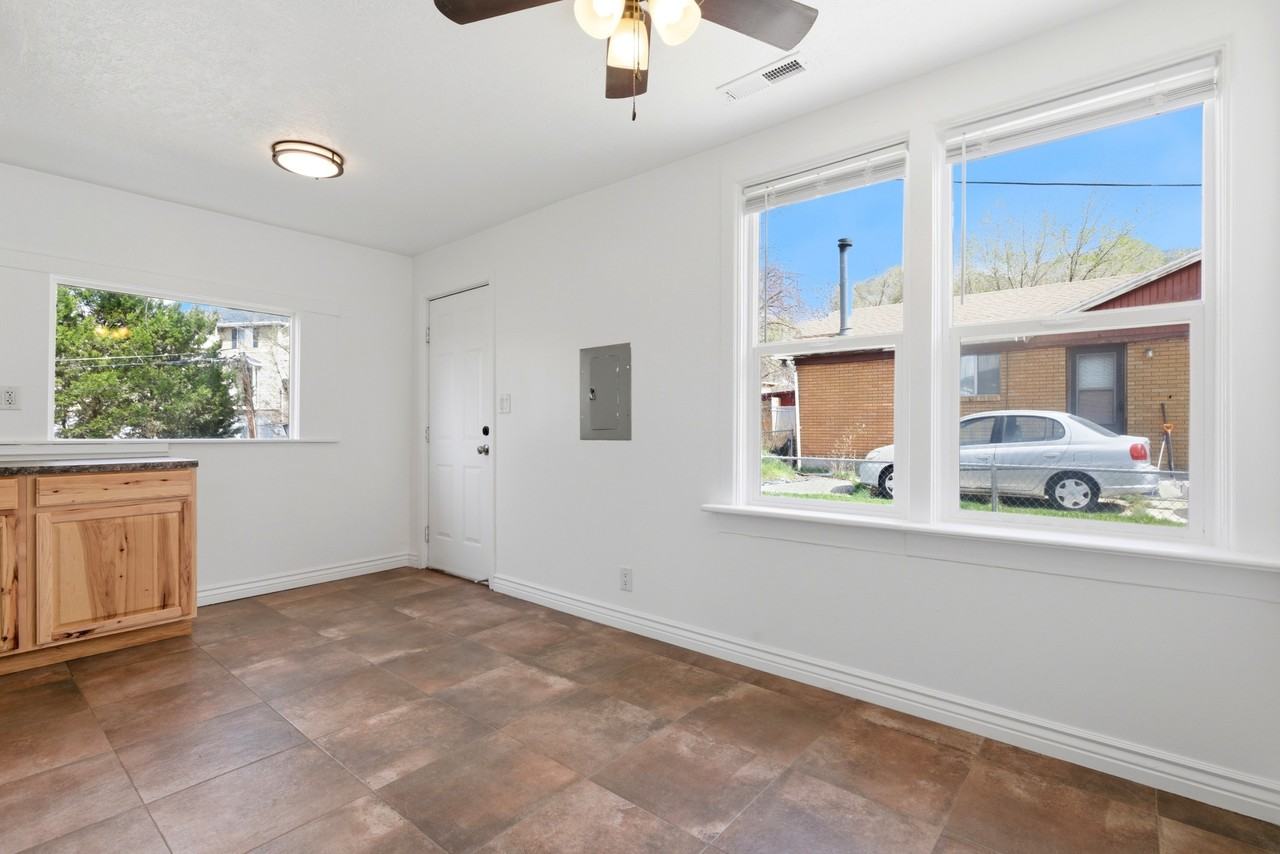 1060 Sullivan Dr - Photo 3 of 13