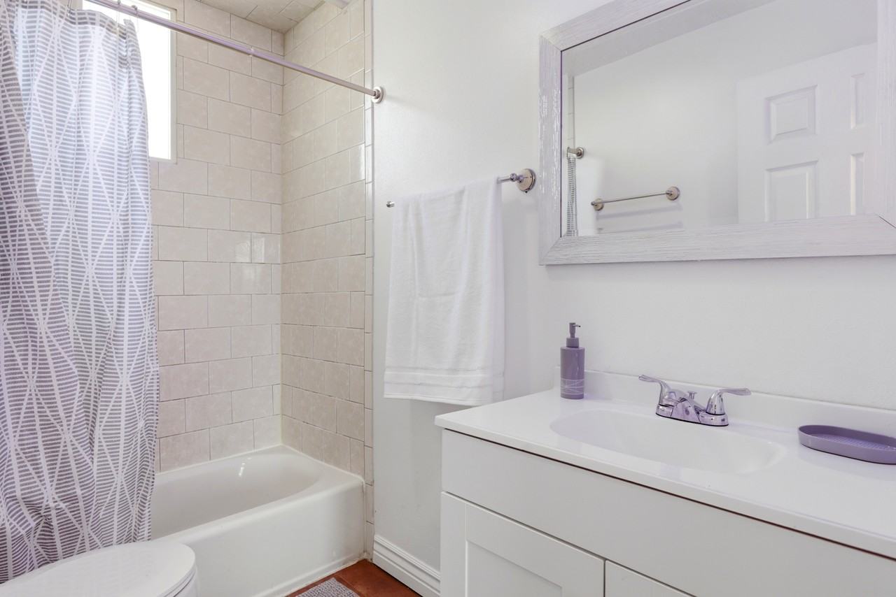1060 Sullivan Dr - Photo 4 of 13