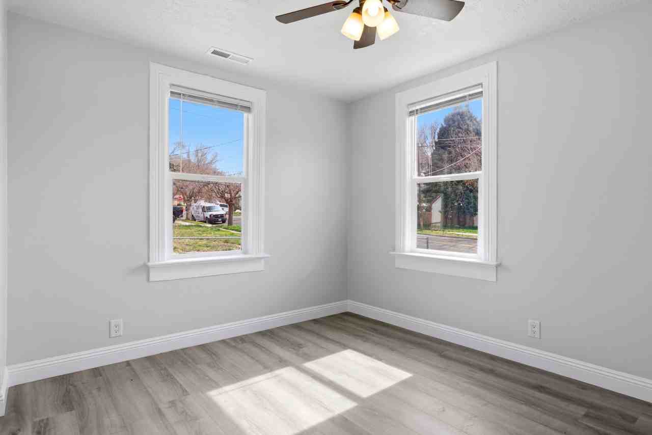 1060 Sullivan Dr - Photo 7 of 13