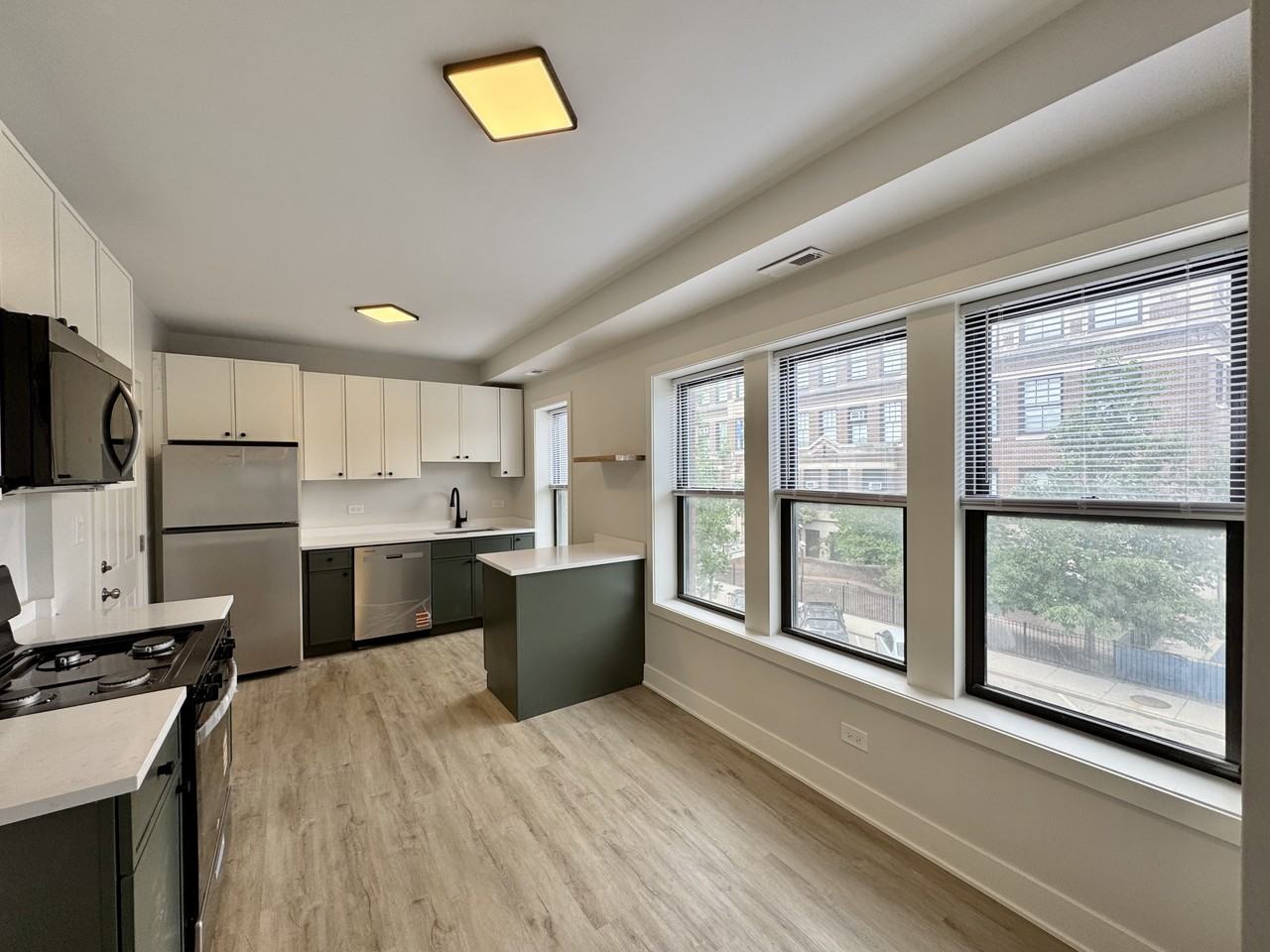 1635 W Cornelia Ave #2