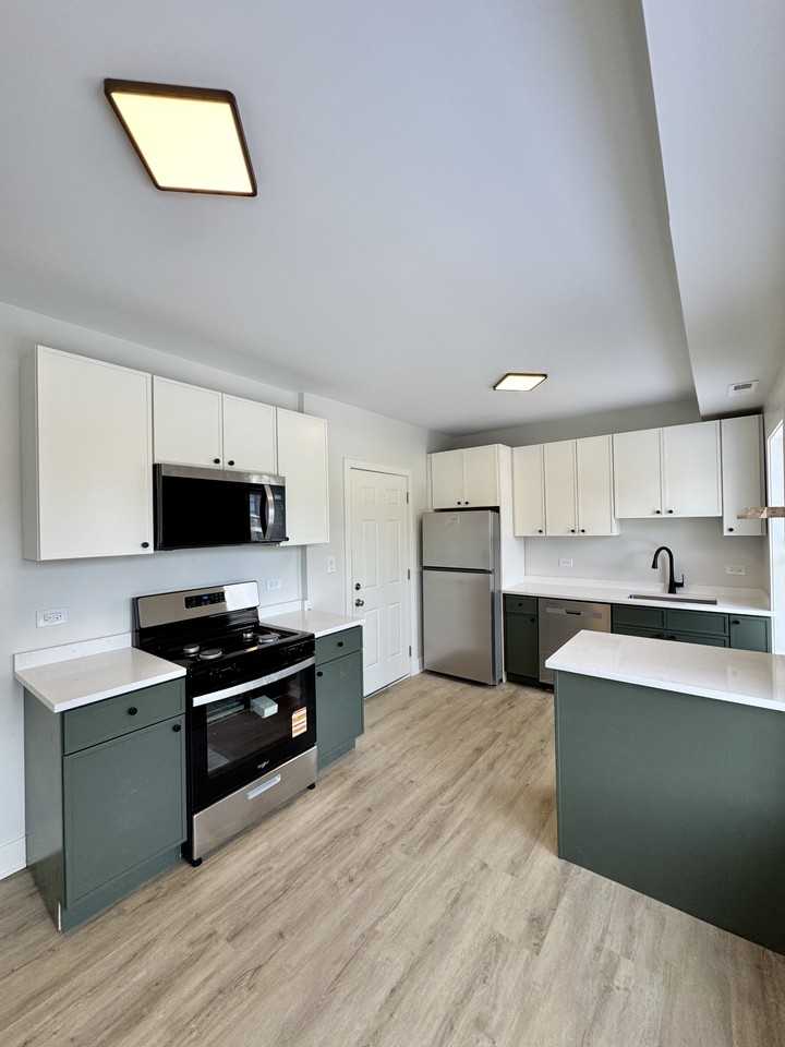 1635 W Cornelia Ave #2 - Photo 4 of 38
