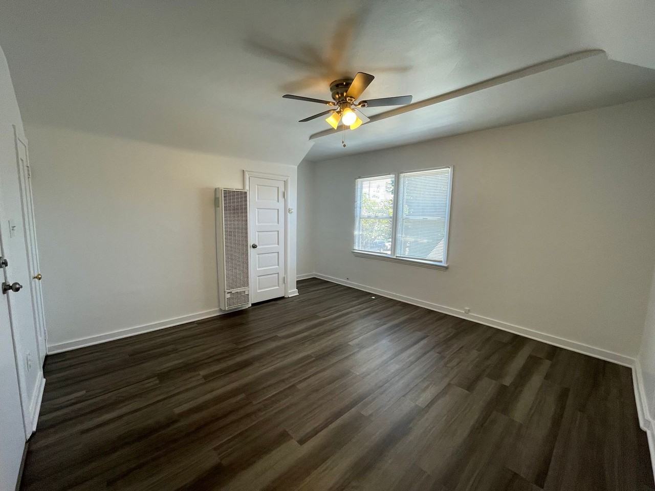 1095 Saint Louis Ave - Photo 3 of 21