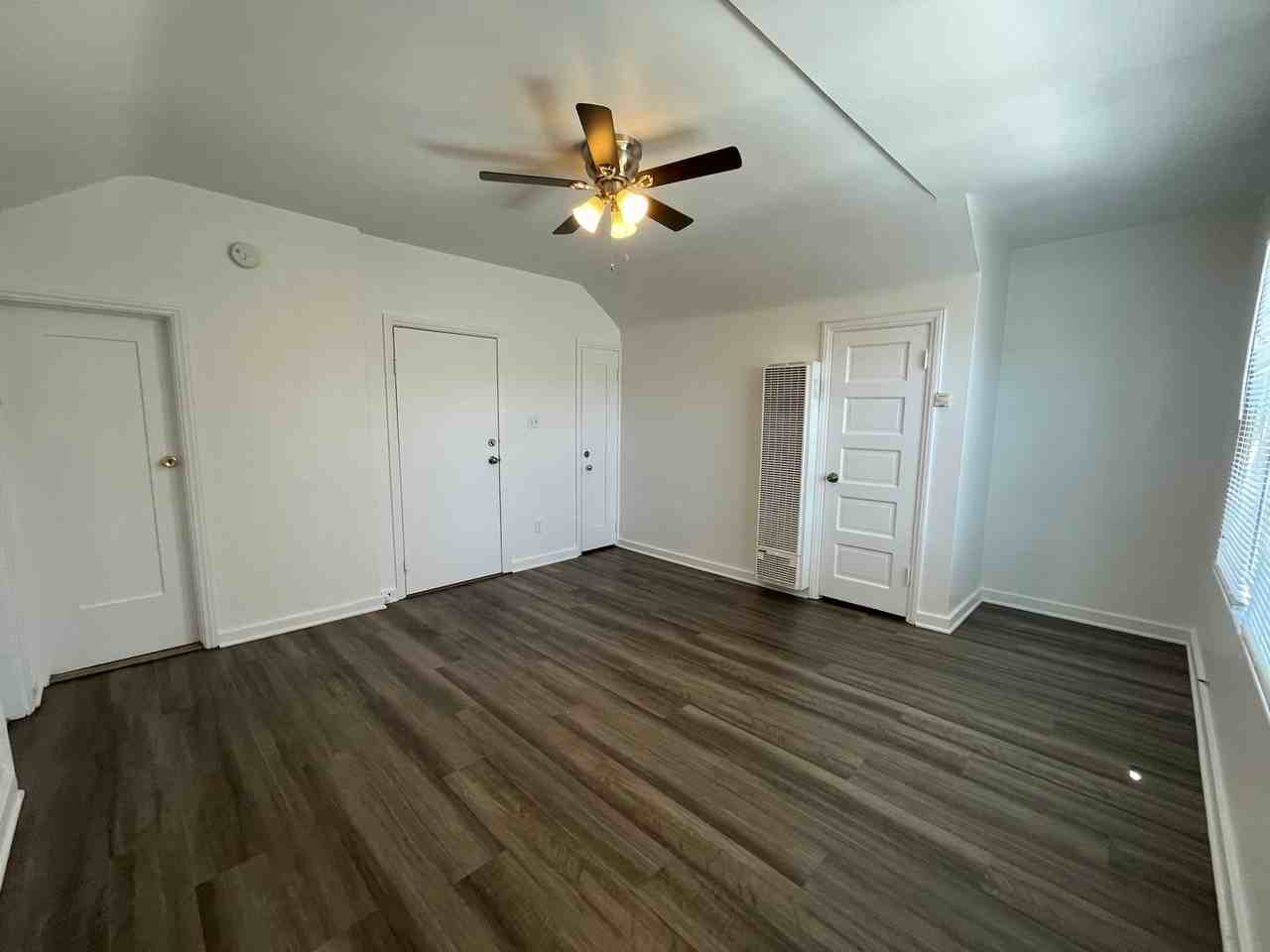 1095 Saint Louis Ave - Photo 4 of 21