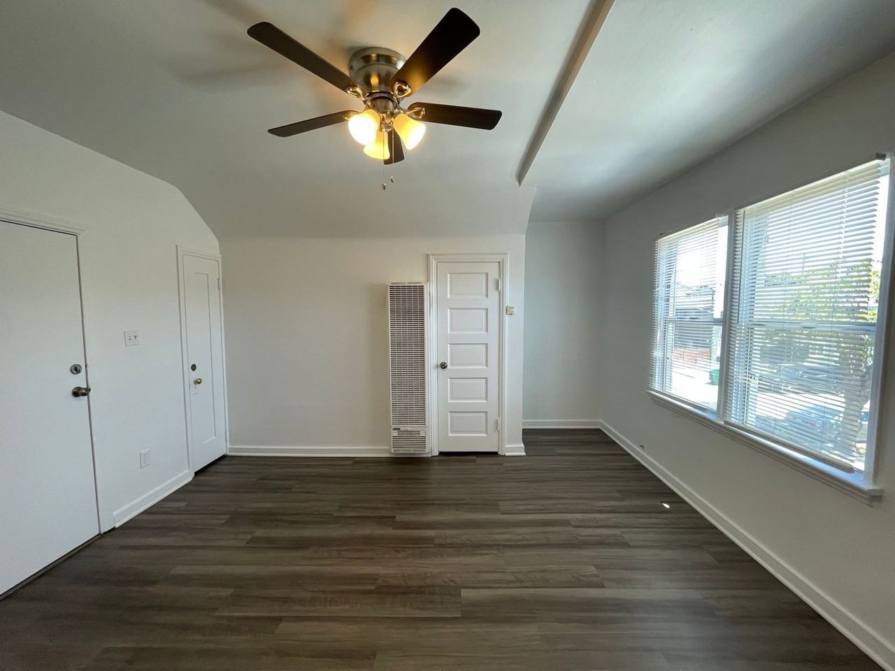 1095 Saint Louis Ave - Photo 7 of 21