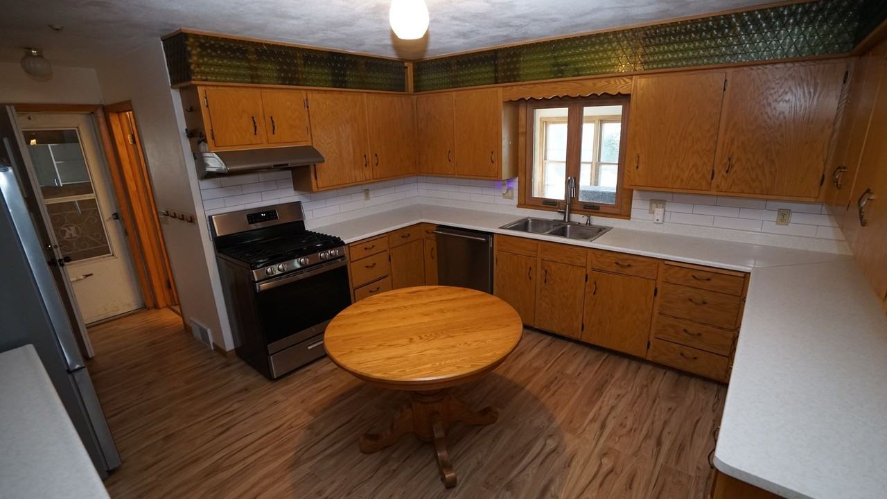 1518 Mendota St - Photo 4 of 19