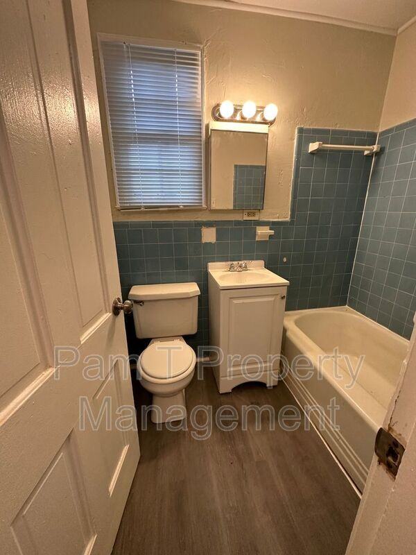 1130 E 53rd St - Photo 6 of 11
