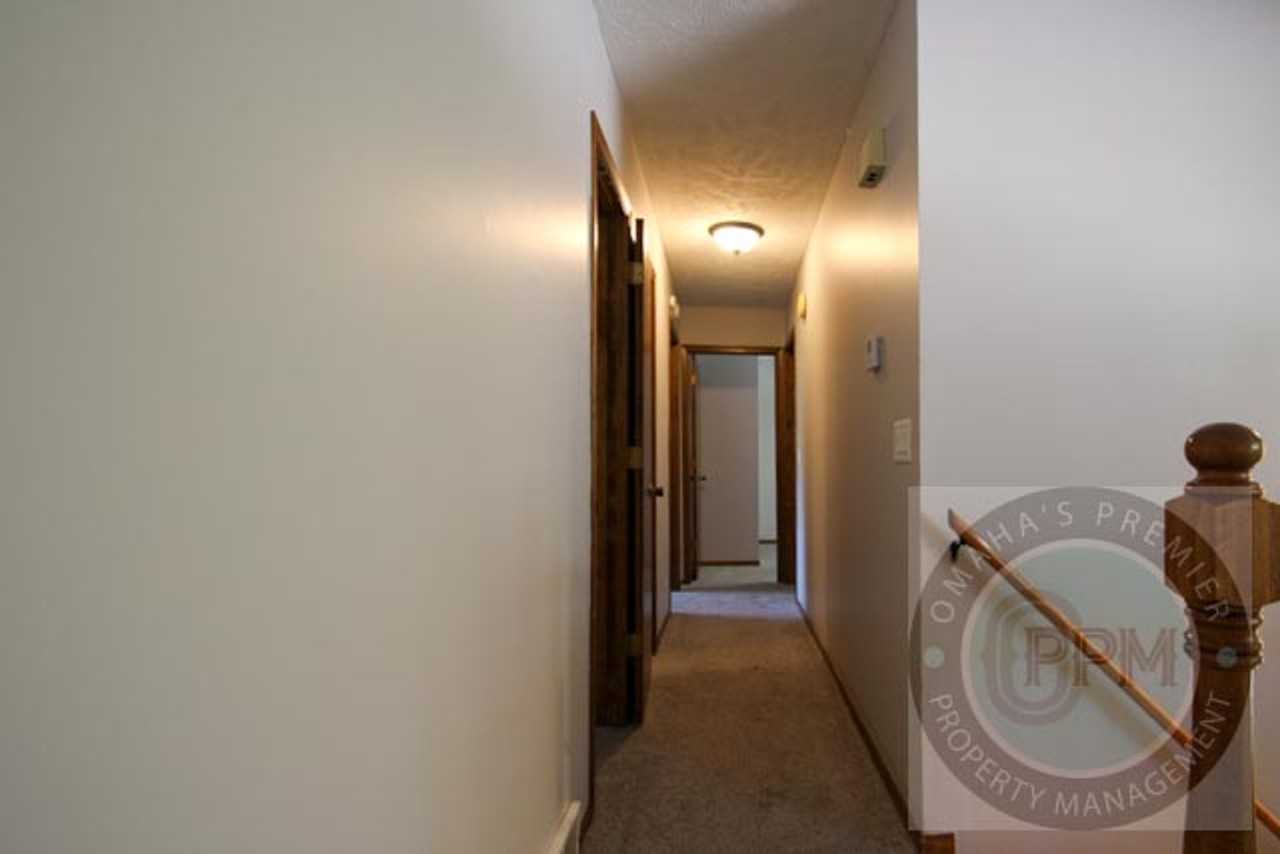 8803 S 143rd St - Photo 4 of 20