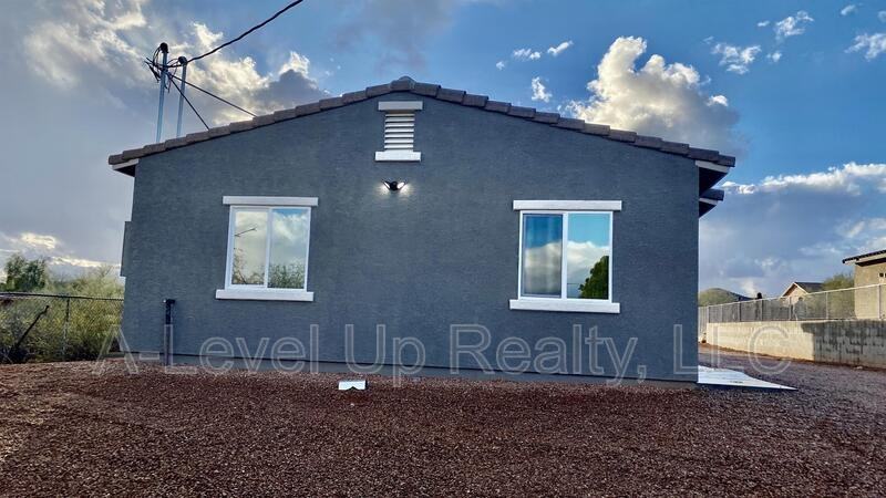 1310 S San Jacinto Dr - Photo 2 of 16