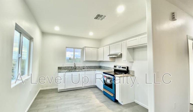 1310 S San Jacinto Dr - Photo 4 of 16