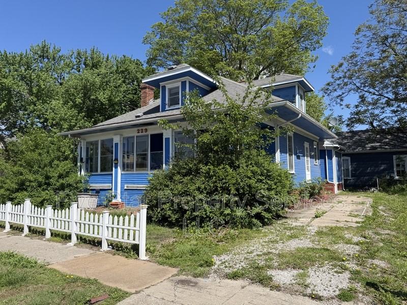 229 W Allen St - Photo 3 of 11