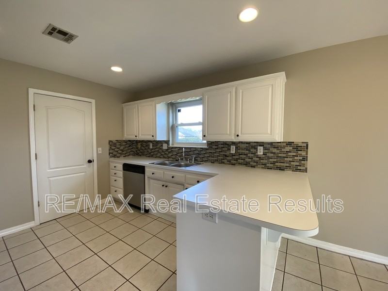 1601 S 24th Pl - Photo 6 of 24