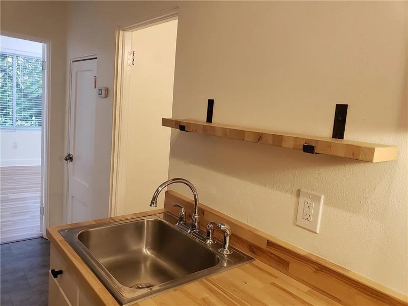 732 E Henry St - Photo 7 of 12