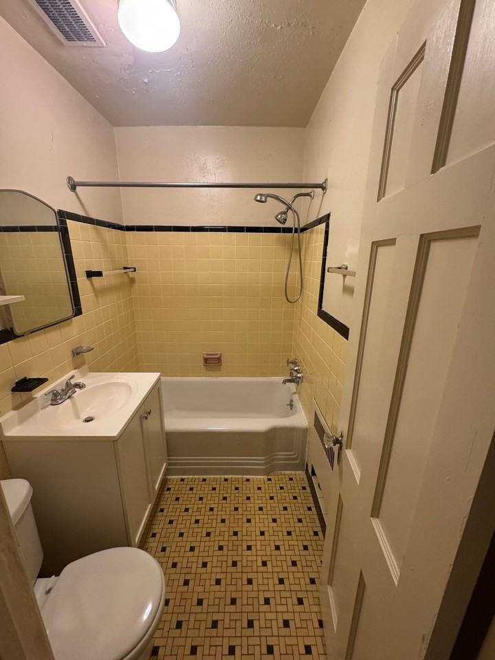 Van Avalon Apartments - Photo 3 of 7