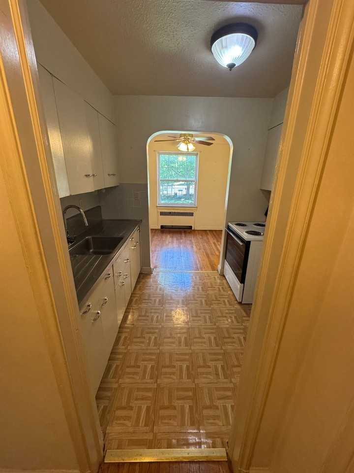 Van Avalon Apartments - Photo 4 of 7