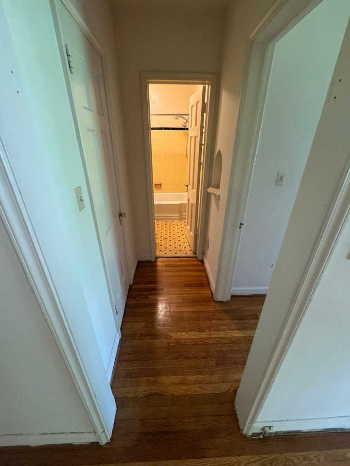 Van Avalon Apartments - Photo 7 of 7