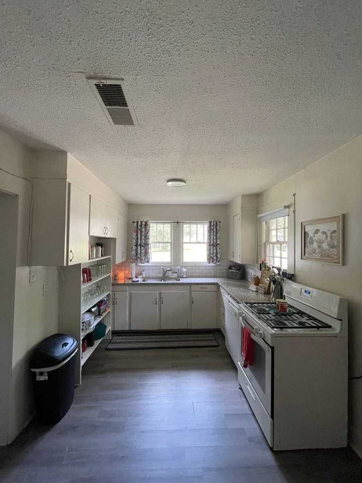 323 Mackechney St - Photo 3 of 15