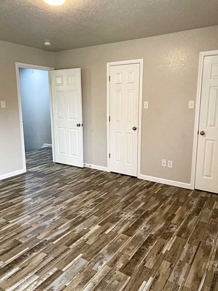 7882 Gladys Ave - Photo 6 of 9