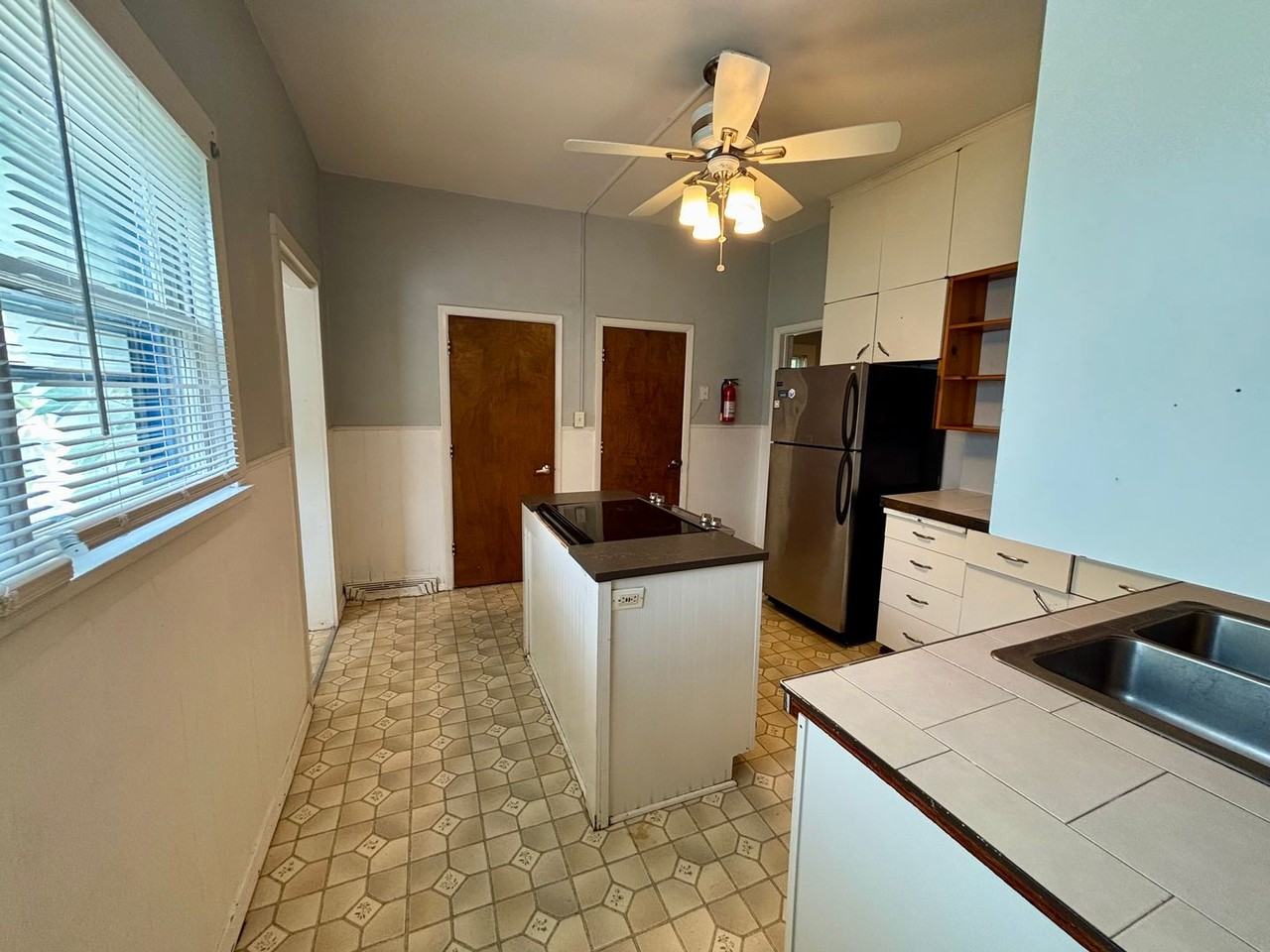 216 S Manhattan Ave - Photo 6 of 19