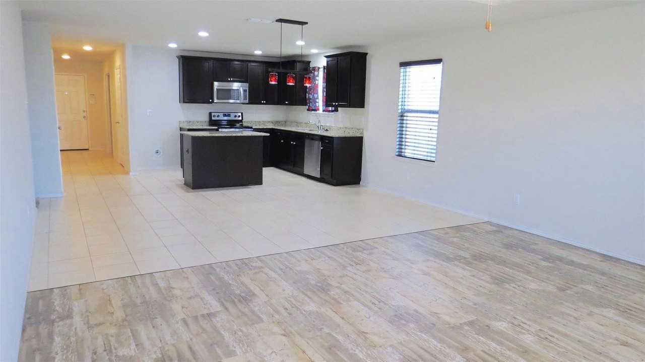 433 Magma Dr - Photo 2 of 17