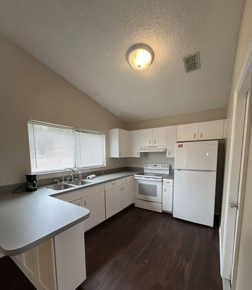 319 Oak Track Dr - Photo 6 of 27