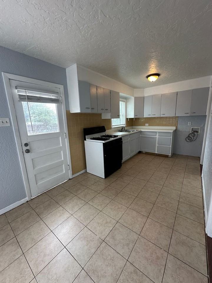 4319 Gables St - Photo 5 of 14