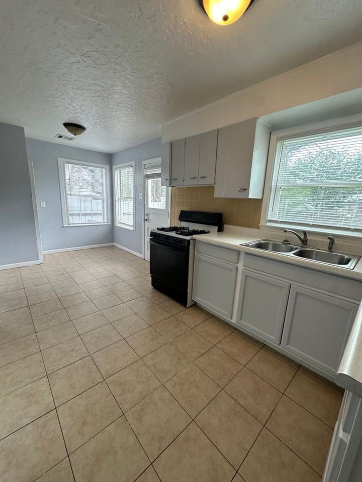 4319 Gables St - Photo 6 of 14