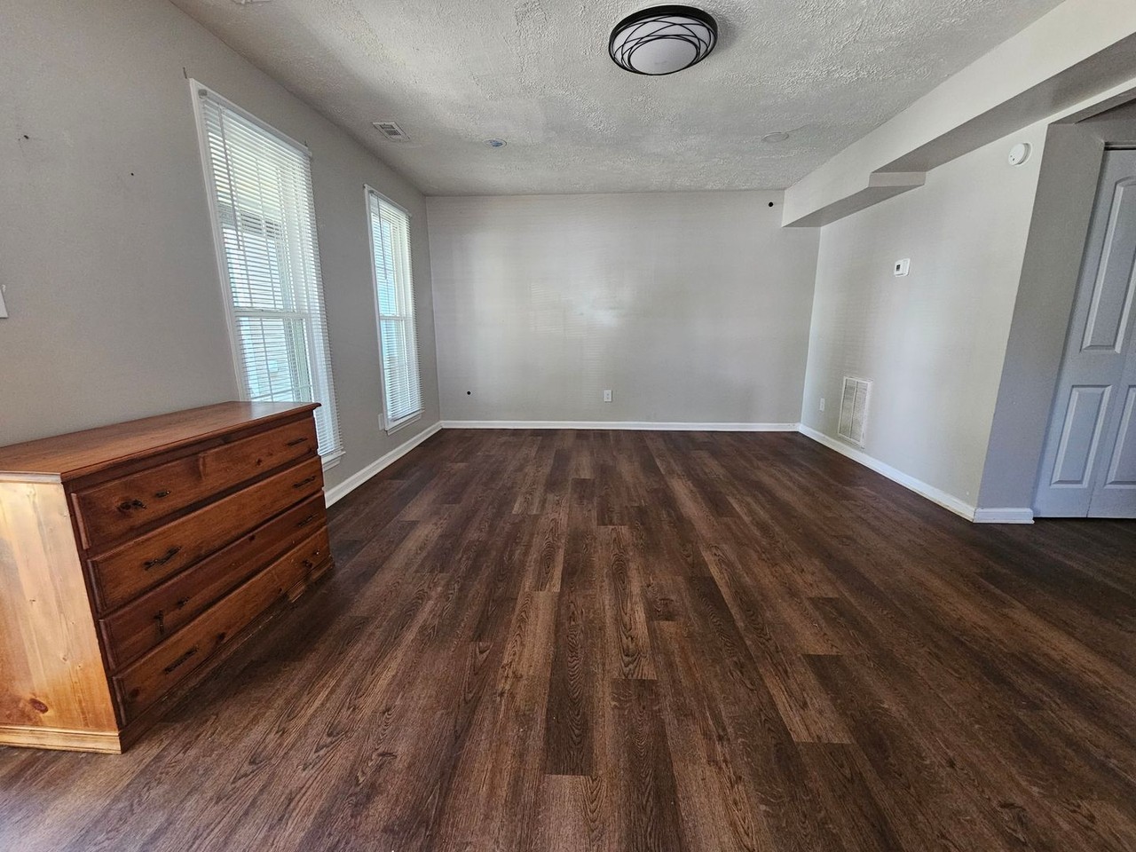 1044 26th St - Photo 2 of 20
