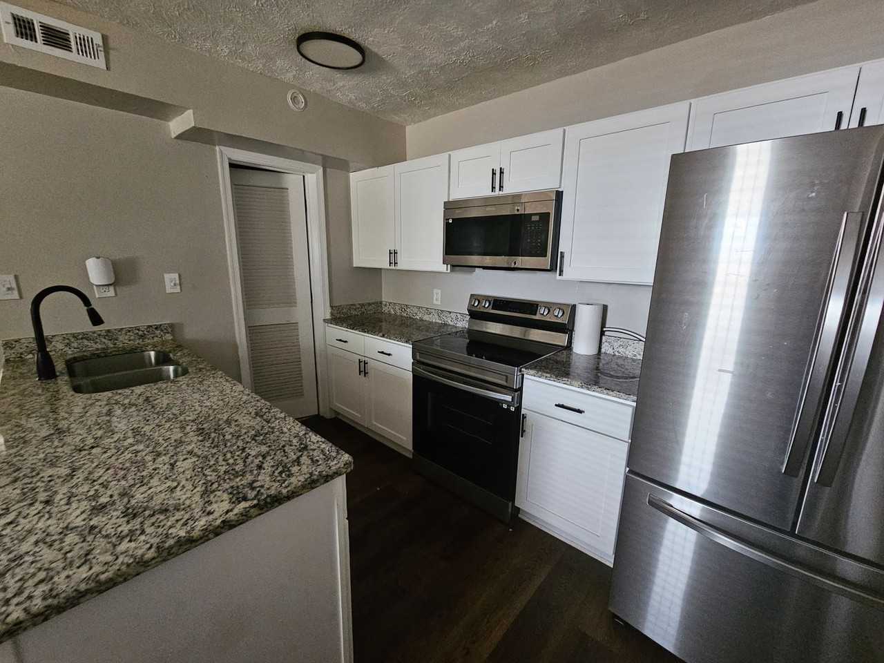 1044 26th St - Photo 4 of 20