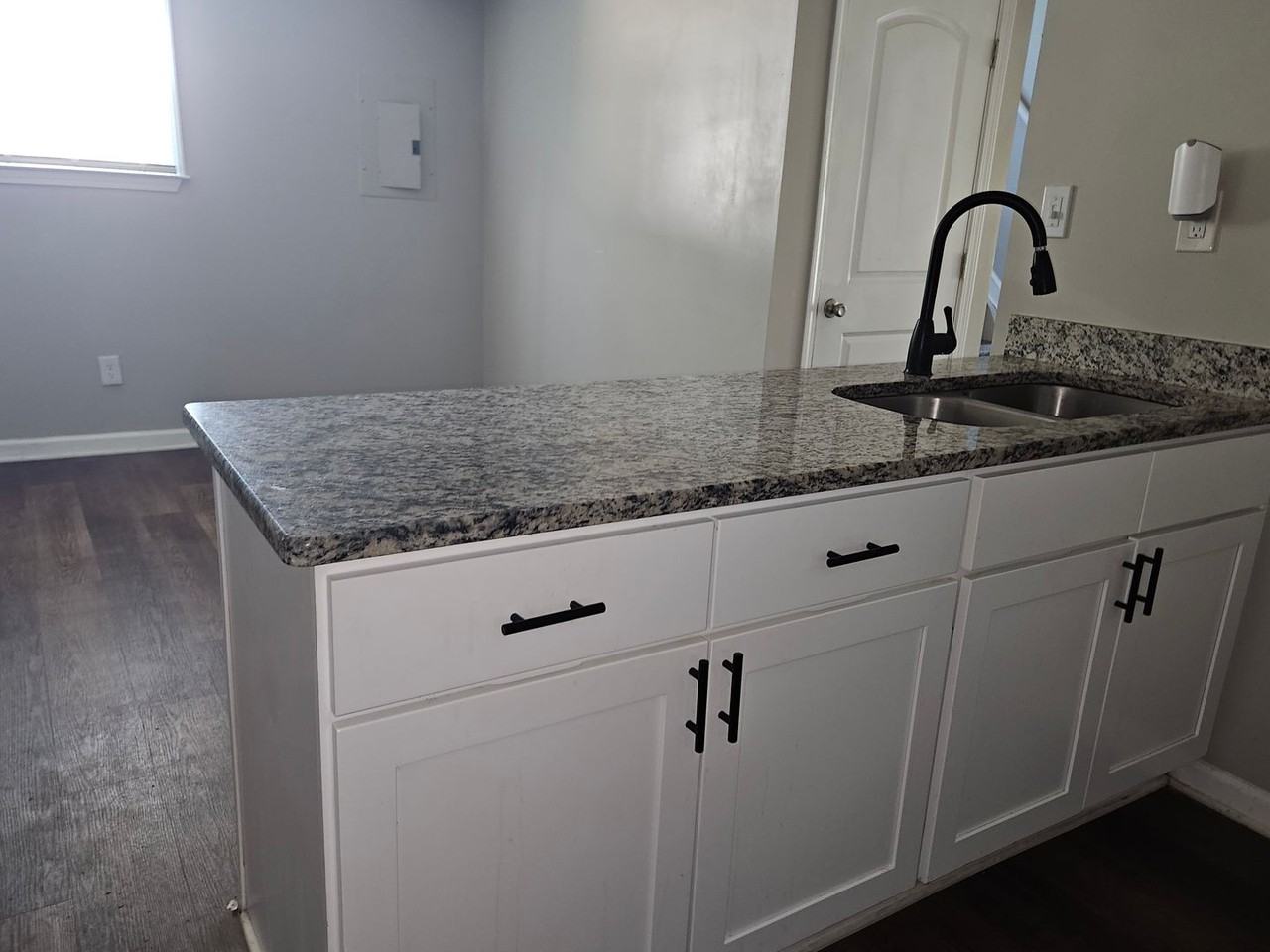1044 26th St - Photo 5 of 20