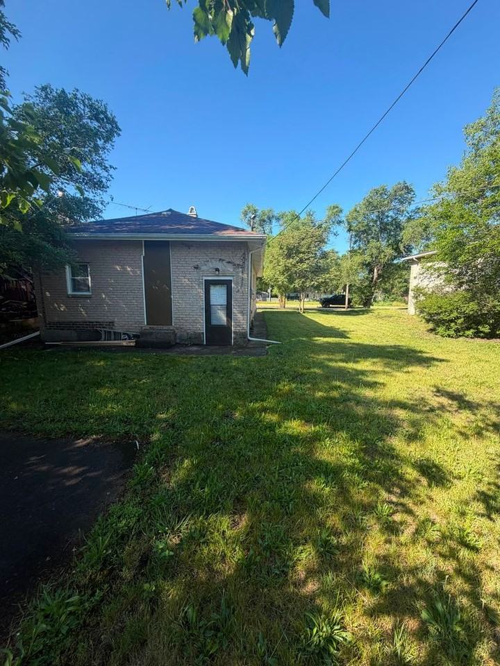 2435 Diamond Ave - Photo 3 of 29