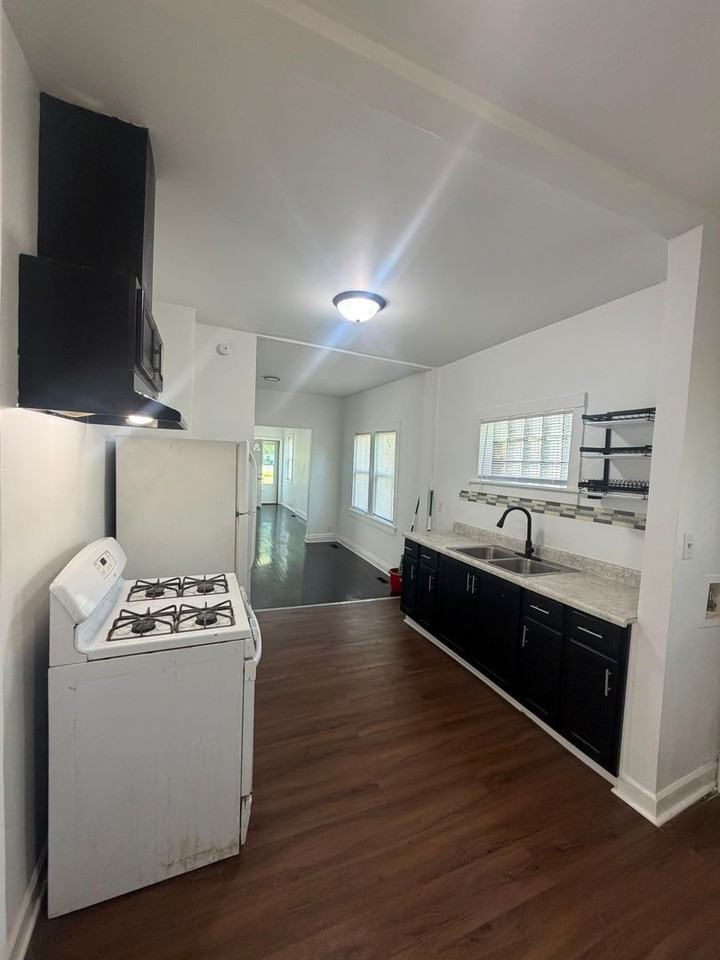 2435 Diamond Ave - Photo 4 of 29