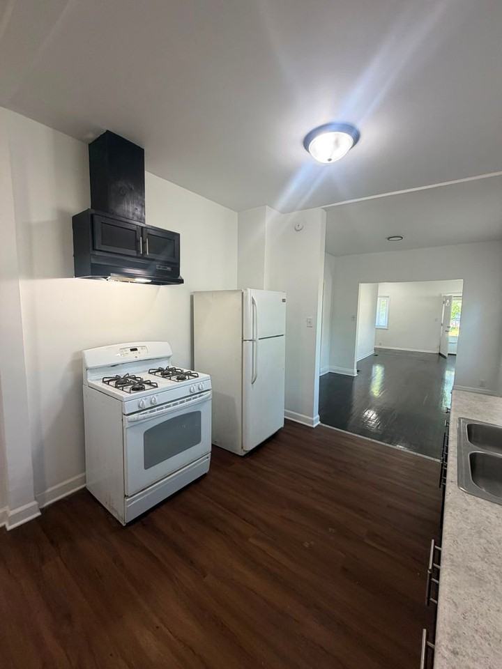 2435 Diamond Ave - Photo 6 of 29