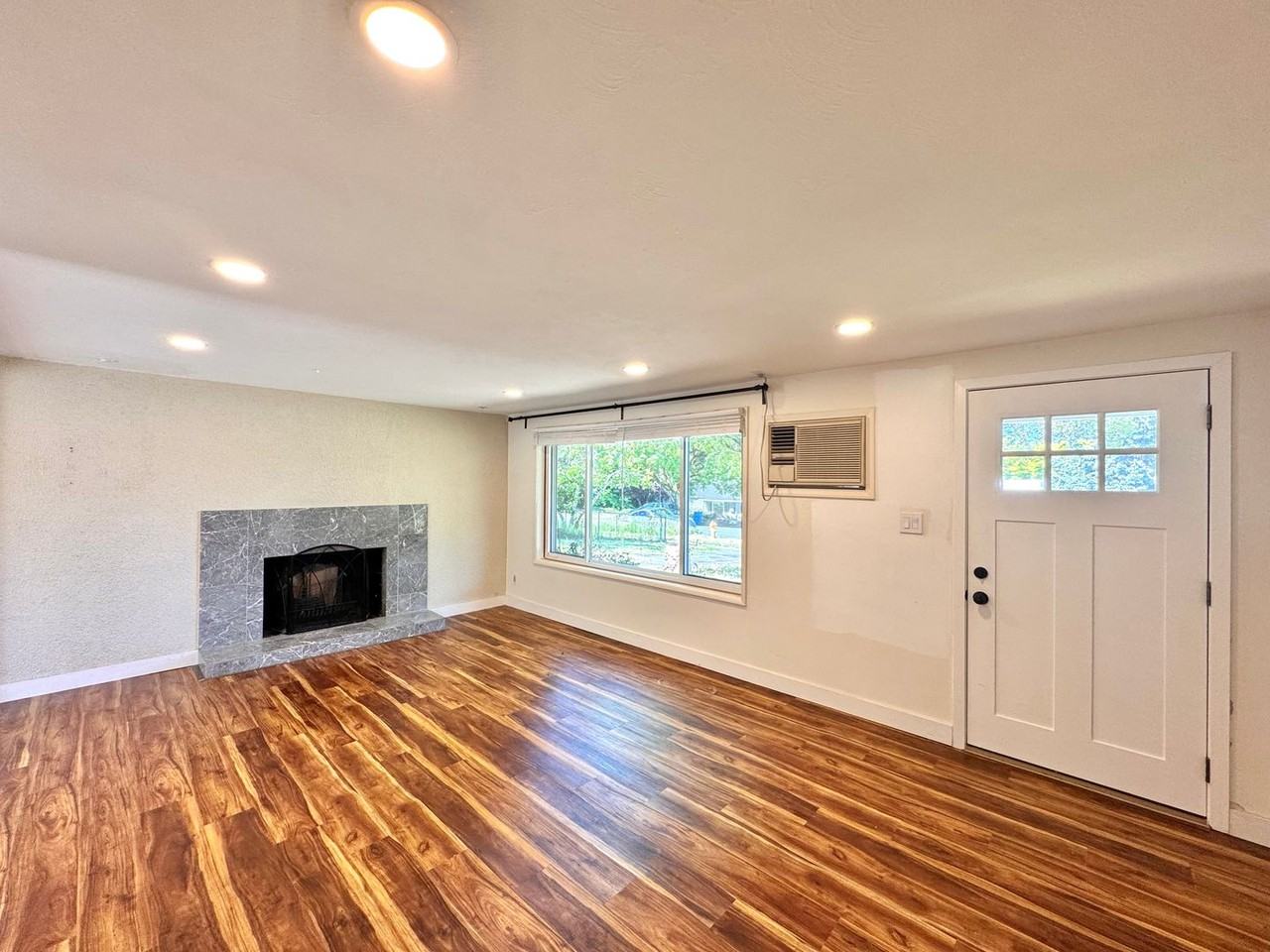 17020 3rd Ave Ne - Photo 4 of 32