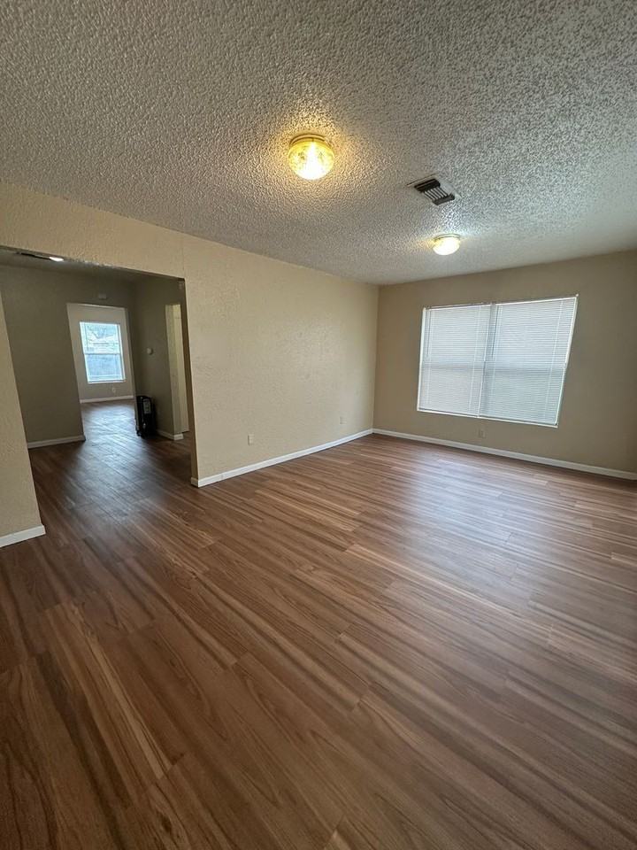 3105 S Harrison St - Photo 4 of 16