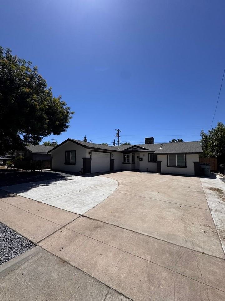3872 E Ashlan Ave - Photo 2 of 24