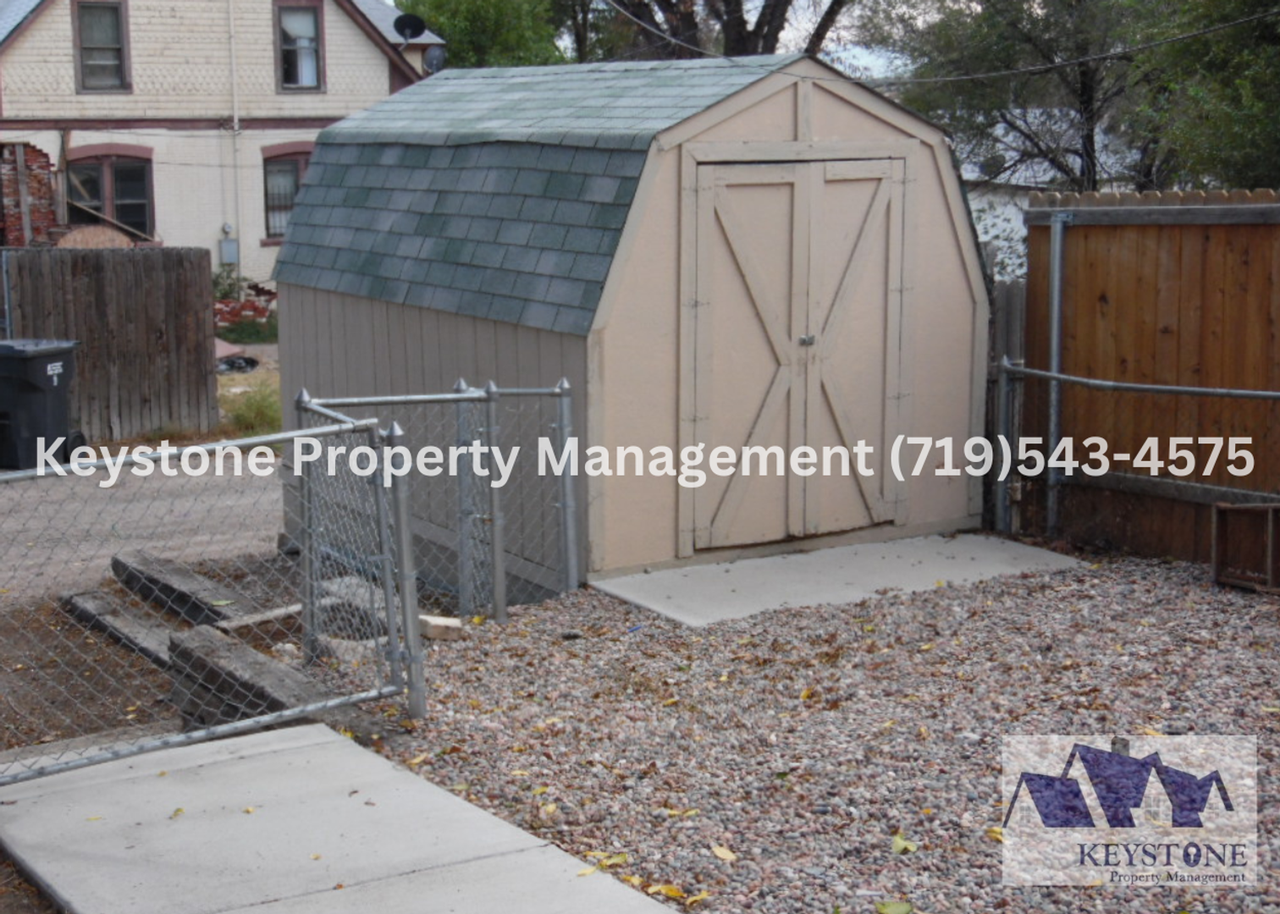 718 W 11th St - Photo 3 of 11