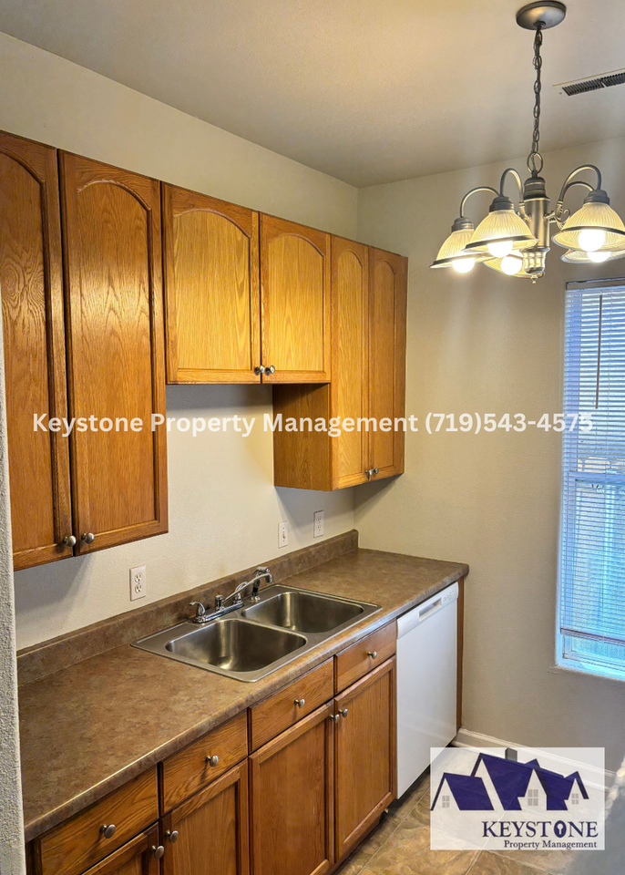 718 W 11th St - Photo 6 of 11