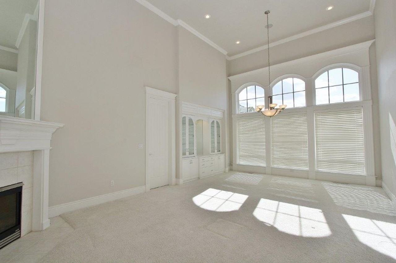 2291 N Greenview Ct - Photo 3 of 50