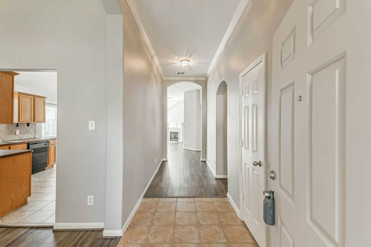 13831 Hillingdale Ln - Photo 4 of 35