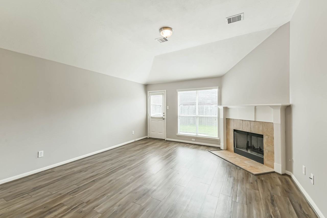 13831 Hillingdale Ln - Photo 5 of 35
