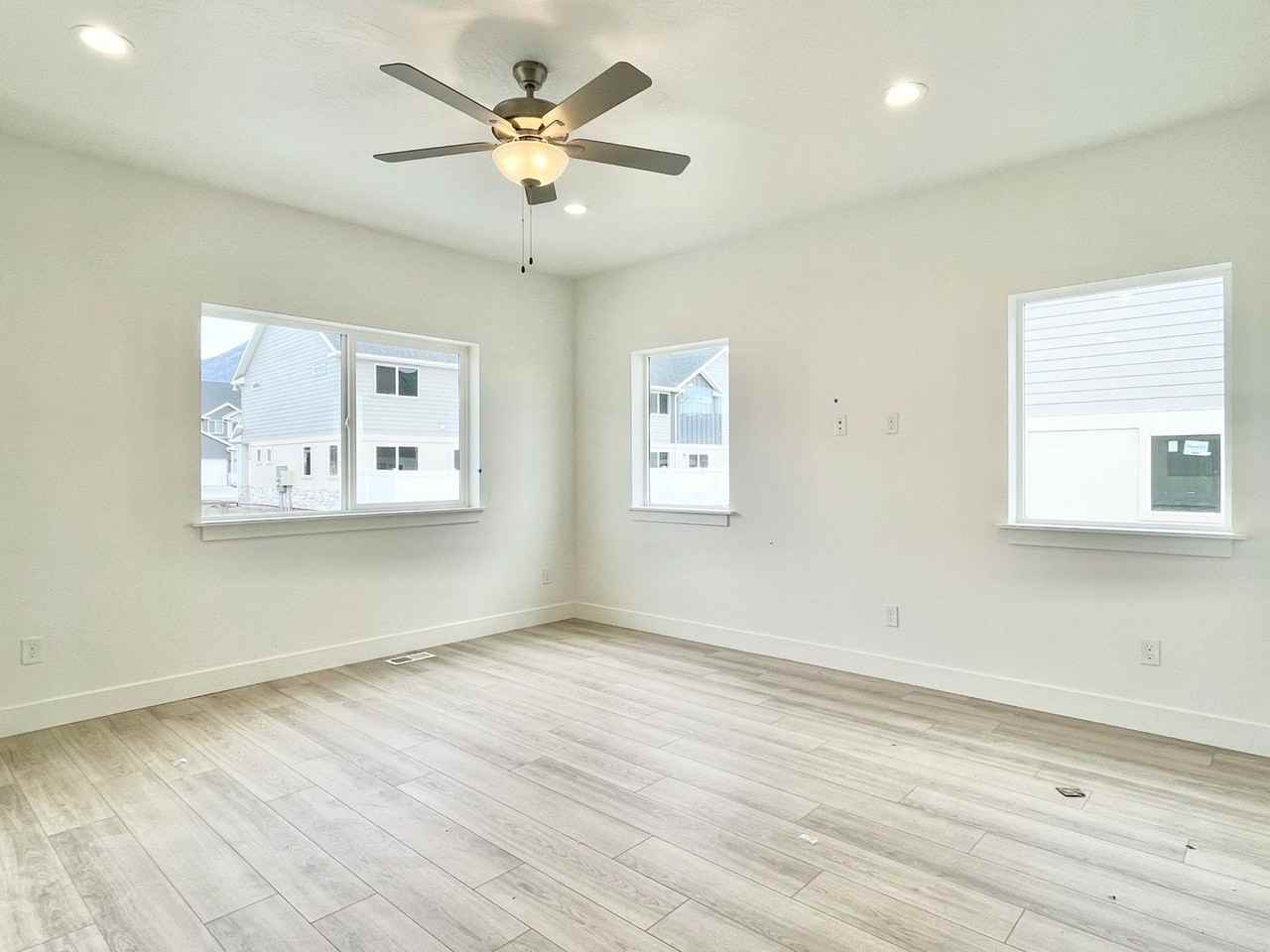 899 E Pacific Dr - Photo 3 of 23