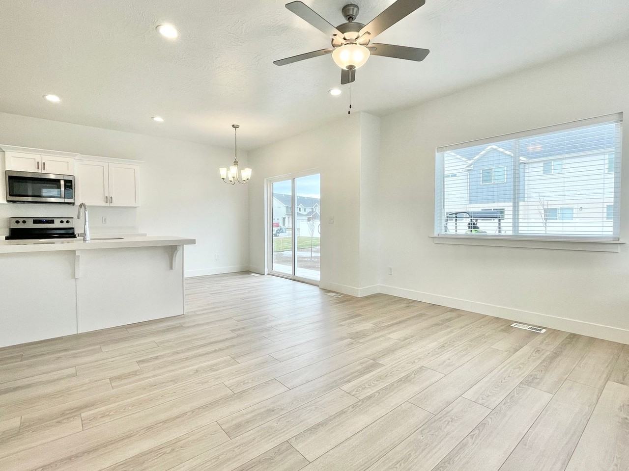 899 E Pacific Dr - Photo 5 of 23
